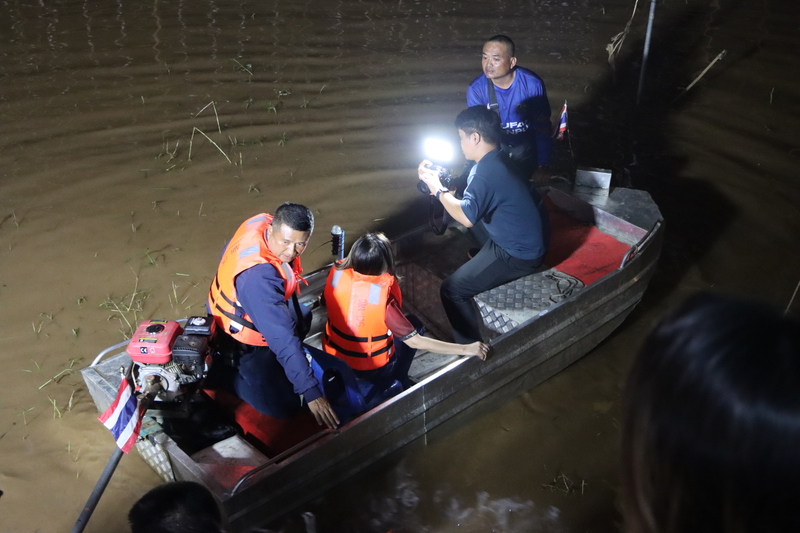 ม.นครพนม บวงสรวง-ไหลเรือไฟโชว์ (วันที่สี่)