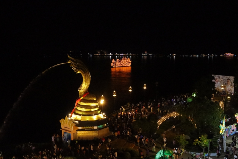 ม.นครพนม บวงสรวง-ไหลเรือไฟโชว์ (วันที่สี่)