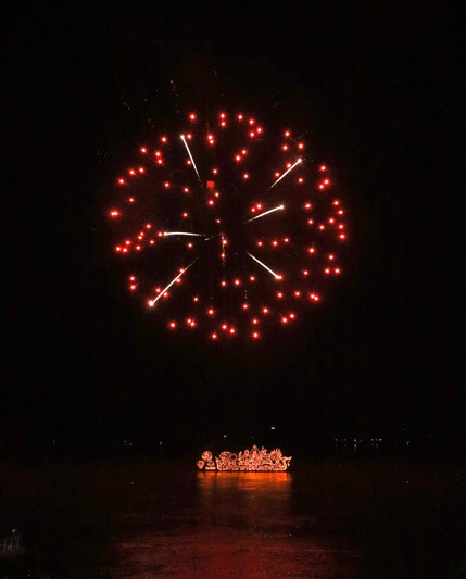 ม.นครพนม บวงสรวง-ไหลเรือไฟโชว์ (วันที่สี่)