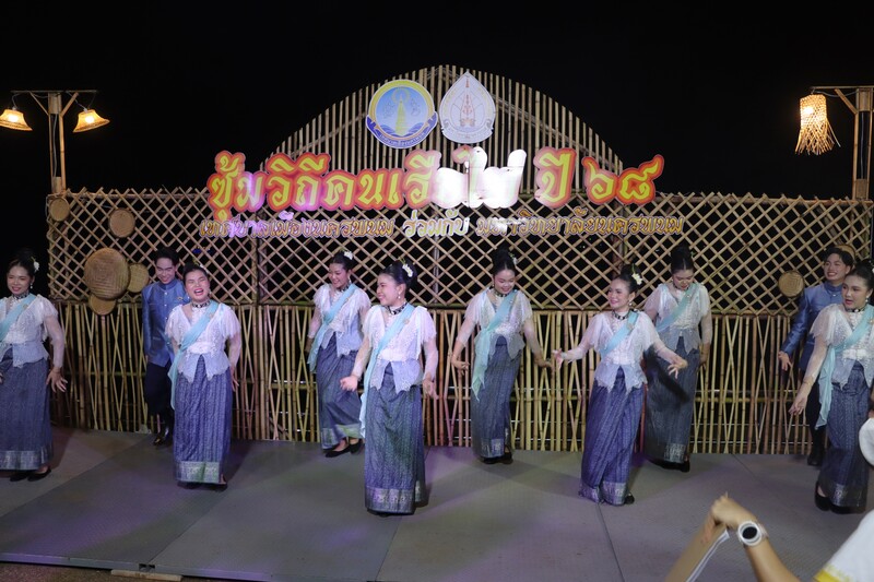 ม.นครพนม บวงสรวงและไหลเรือไฟโชว์ (วันที่ห้า) สืบสานประเพณีไหลเรือไฟ ประจำปี 2568