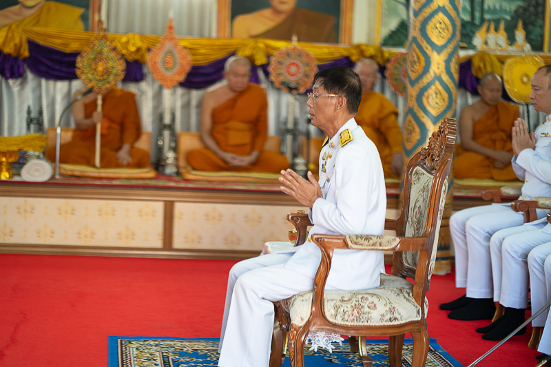 มหาวิทยาลัยนครพนมร่วมพิธีเจริญพระพุทธมนต์ทำบุญตักบาตร และวางพวงมาลาเนื่องในวันนวมินทรมหาราช ประจำปี 2568