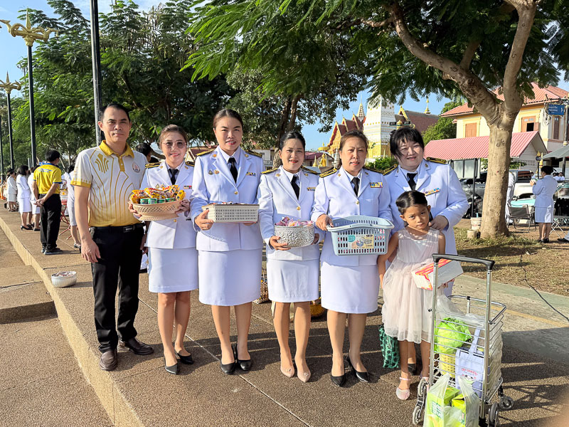 มหาวิทยาลัยนครพนมร่วมพิธีเจริญพระพุทธมนต์ทำบุญตักบาตร และวางพวงมาลาเนื่องในวันนวมินทรมหาราช ประจำปี 2568