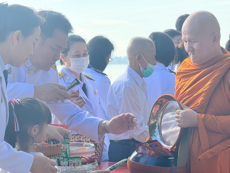 มหาวิทยาลัยนครพนมร่วมพิธีเจริญพระพุทธมนต์ทำบุญตักบาตร และวางพวงมาลาเนื่องในวันนวมินทรมหาราช ประจำปี 2568