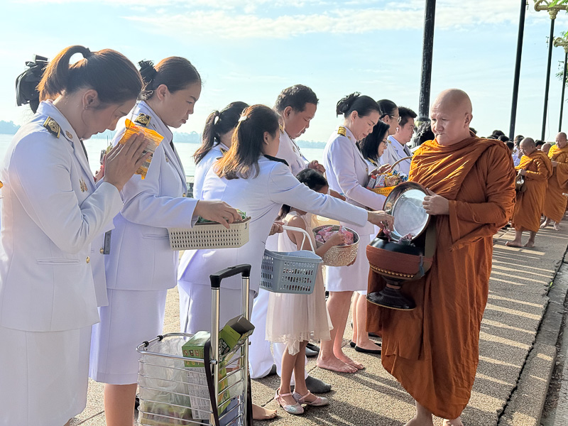 มหาวิทยาลัยนครพนมร่วมพิธีเจริญพระพุทธมนต์ทำบุญตักบาตร และวางพวงมาลาเนื่องในวันนวมินทรมหาราช ประจำปี 2568
