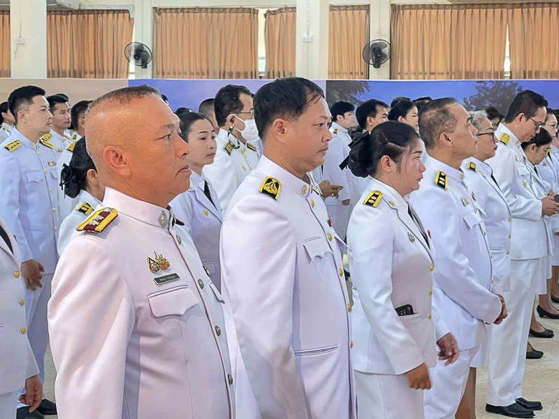 มหาวิทยาลัยนครพนมร่วมพิธีเจริญพระพุทธมนต์ทำบุญตักบาตร และวางพวงมาลาเนื่องในวันนวมินทรมหาราช ประจำปี 2568