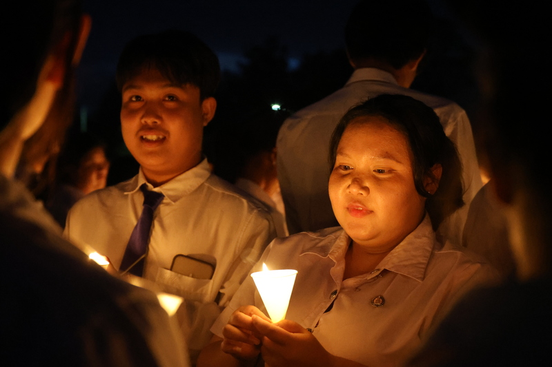 ม.นครพนม จุดเทียนแปลอักษร น้อมรำลึกในพระมหากรุณาธิคุณ สมเด็จพระบรมราชชนนีพันปีหลวง