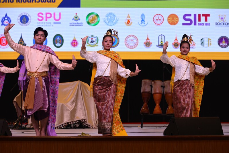 ม.นครพนม จัดนิทรรศการตลาดนัดหลักสูตรอุดมศึกษา ครั้งที่ 27 “Guiding Dreams. Building Futures.” ชี้ทางฝัน สร้างอนาคต จุดประกายเยาวชนสู่ความสำเร็จ