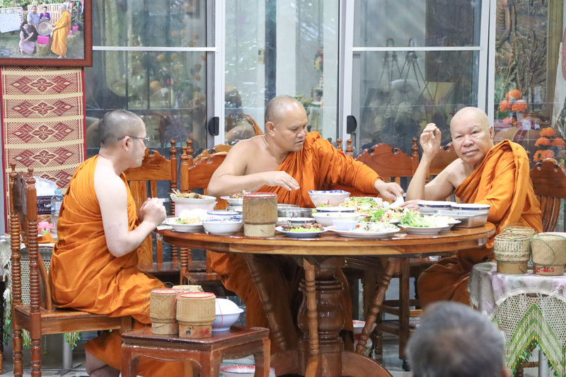 ม.นครพนม ร่วมถวายภัตตาหารเช้าพระสงฆ์ วัดพระธาตุพนมวรมหาวิหาร