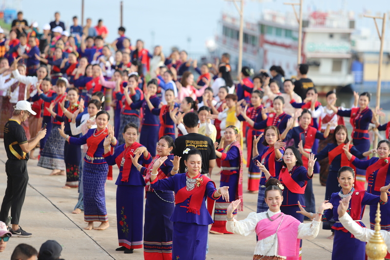 ม.นครพนม จัดกิจกรรมสืบสานศิลปวัฒนธรรม-ว่ายน้ำโขง พร้อมส่งเสริมการออกกำลังกายทางน้ำ