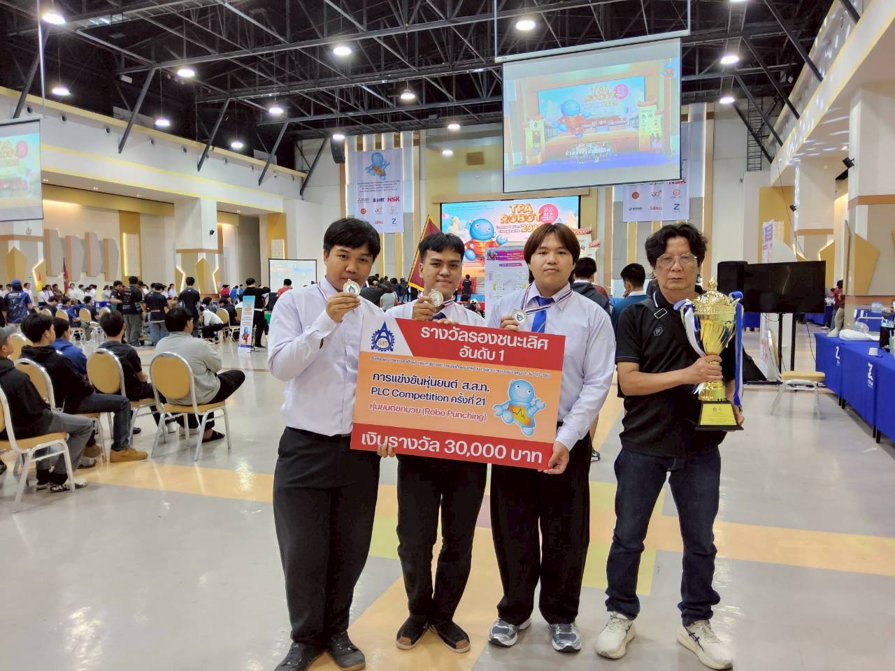 นักศึกษาวิทยาลัยธาตุพนม มหาวิทยาลัยนครพนม คว้ารางวัลรองชนะเลิศอันดับ 1 การแข่งขัน Robo Punching ในเวที TPA Robot Contest 2026